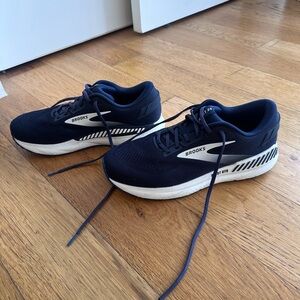 Beast GTS 24 Brooks Navy and White Men's Running Sneakers